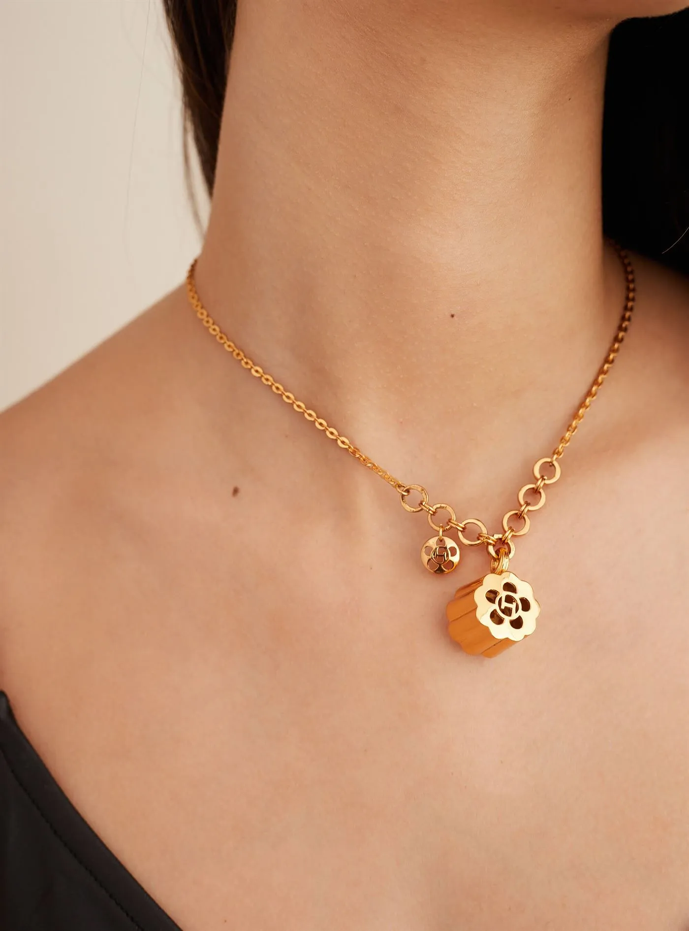 Outhouse   I   Oh Poppi Madison Avenue Quintuple Pendant Brass, Gold Accessories OHAW21NE021