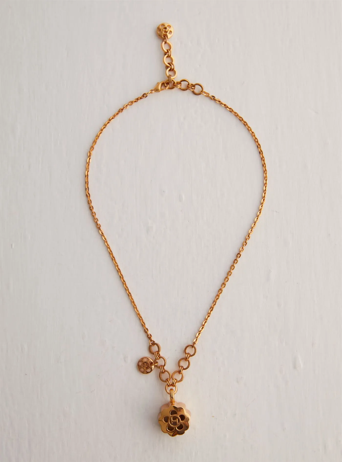 Outhouse   I   Oh Poppi Madison Avenue Quintuple Pendant Brass, Gold Accessories OHAW21NE021