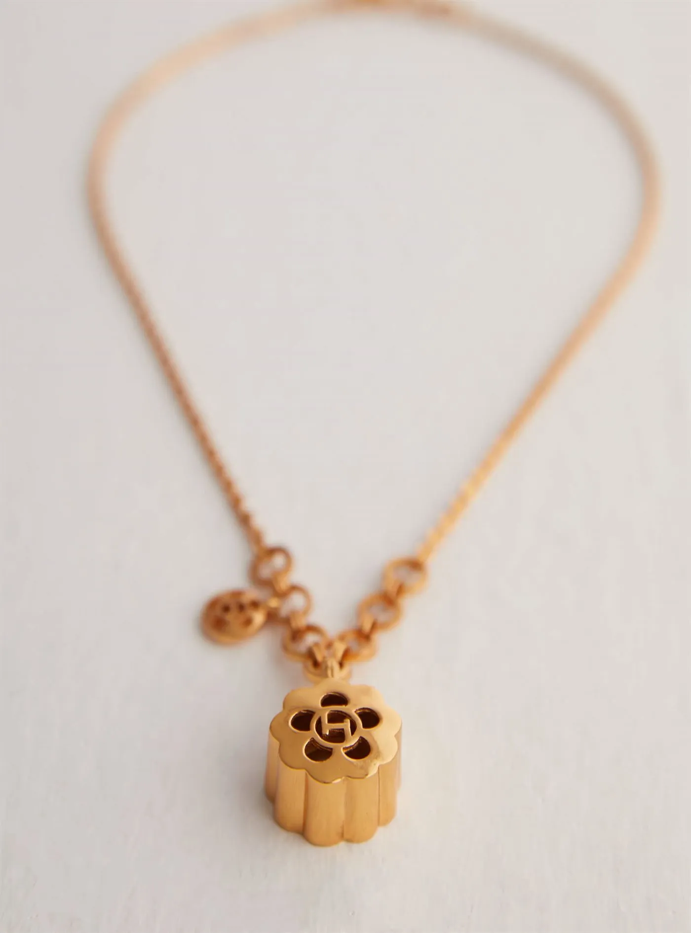 Outhouse   I   Oh Poppi Madison Avenue Quintuple Pendant Brass, Gold Accessories OHAW21NE021