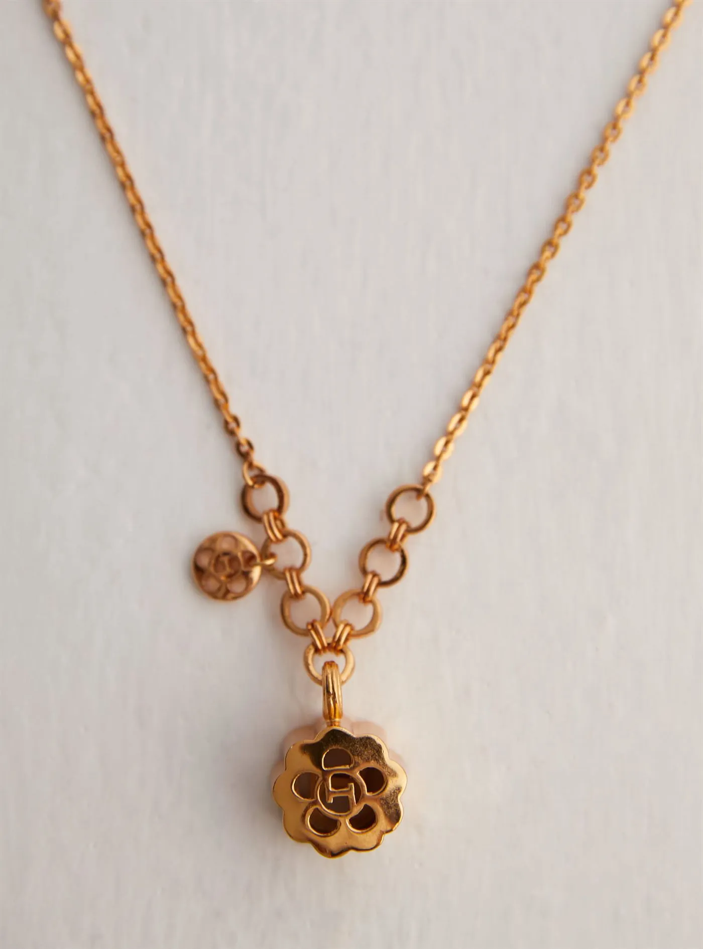 Outhouse   I   Oh Poppi Madison Avenue Quintuple Pendant Brass, Gold Accessories OHAW21NE021