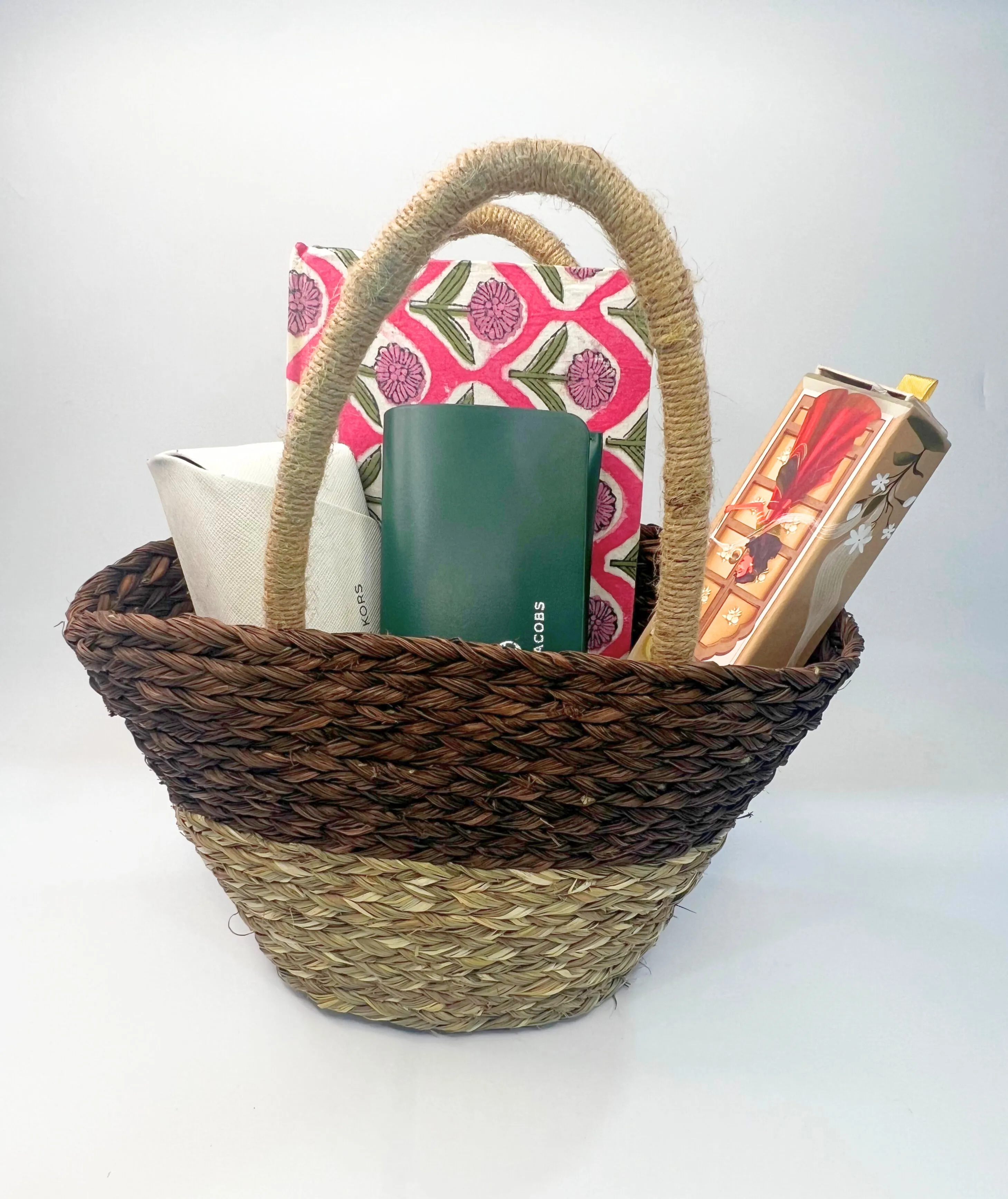 V-SHAPED DUAL COLOUR SABAI GRASS WITH JUTE HANDLE GIFT BASKET