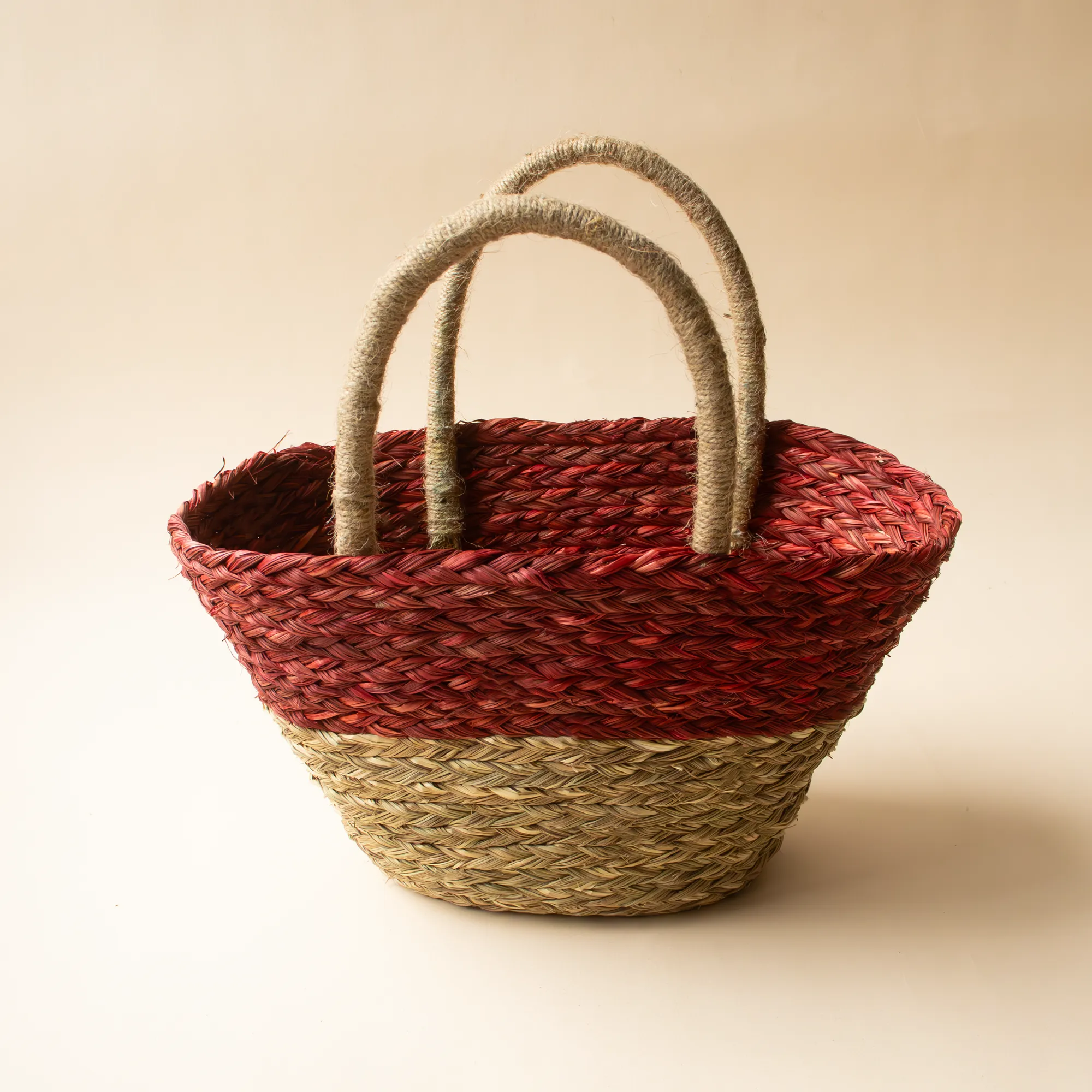 V-SHAPED DUAL COLOUR SABAI GRASS WITH JUTE HANDLE GIFT BASKET