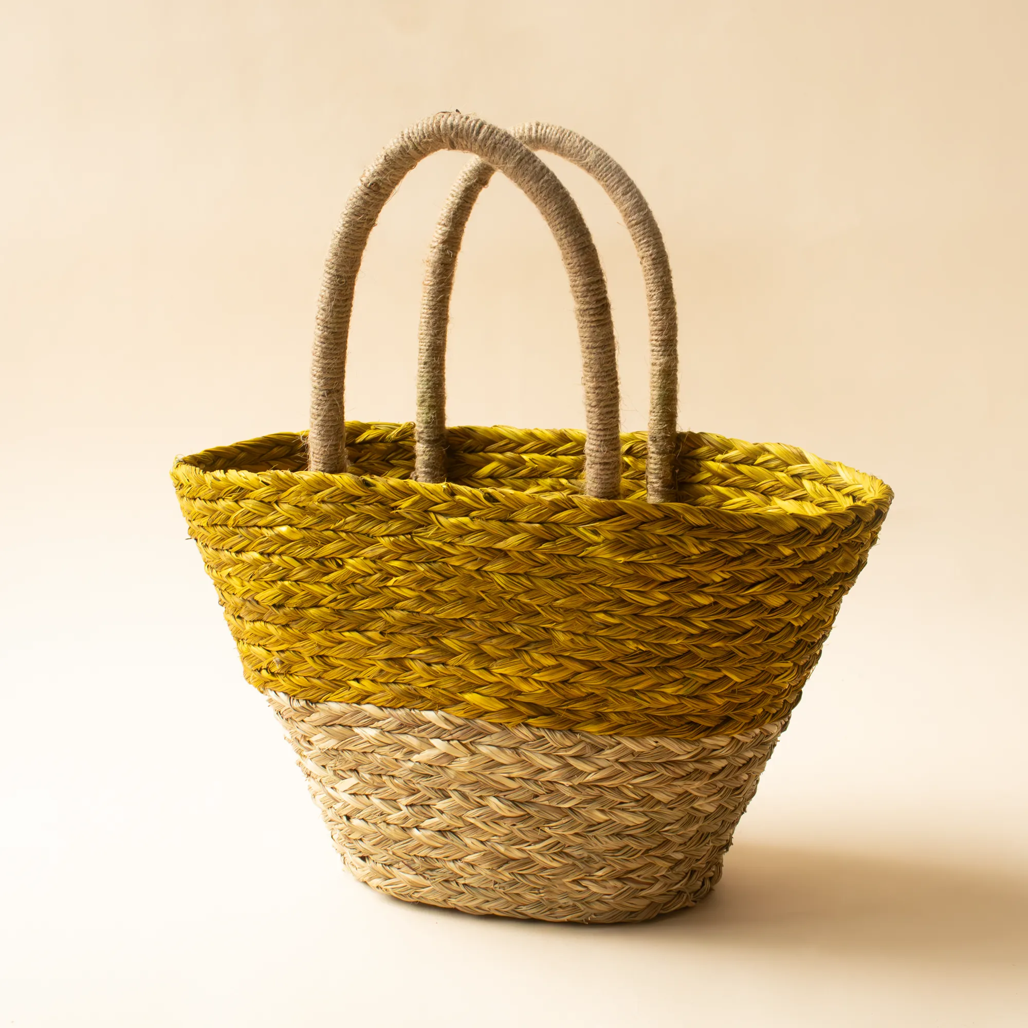 V-SHAPED DUAL COLOUR SABAI GRASS WITH JUTE HANDLE GIFT BASKET